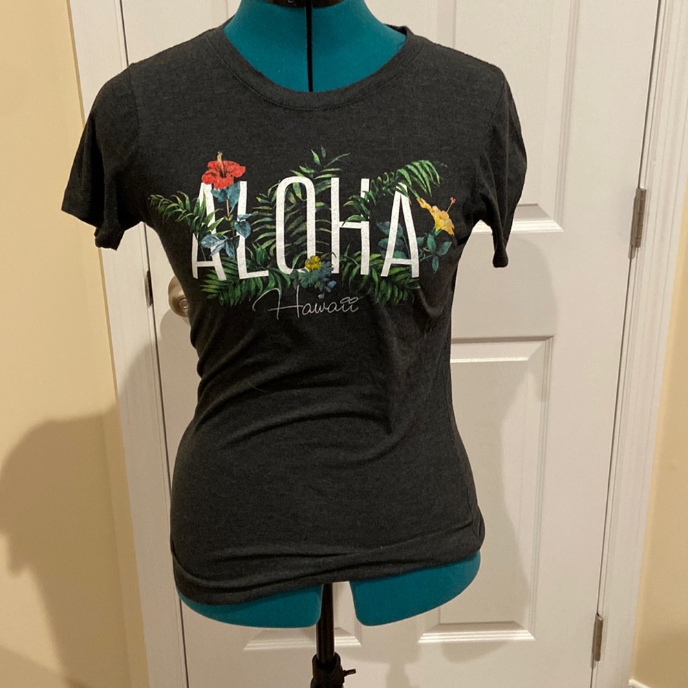 Black T-shirt with « Aloha » written on the front